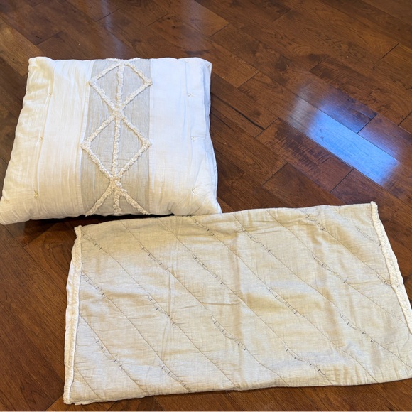 Anthropologie Other - Anthropologie Cream and White Pillow Set